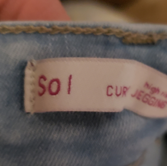 Cute, light wash, distressed, skinny, high waisted, curvy jeggings. Size 1 - Picture 7 of 8